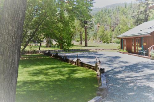 River Hideout: One Bedroom Duplex Cottage ON THE RIVER!
