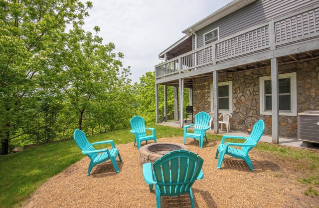 River Hills Vistas - Mountain Top Lodge w/ Mountain Views - Hot Tub - River Access