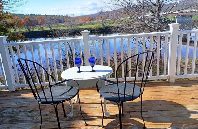 River House at Rumford Point. 15 mins to Sunday River. Wifi, Hot tub, Theater.