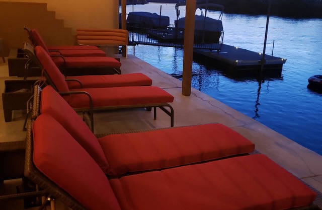 RIVER HOUSE - WATERFRONT RETREAT W/RELAXING DECKS - ONLY 8 MINS FROM LAUGHLIN
