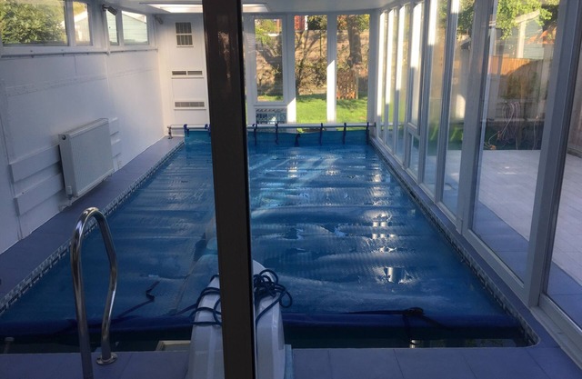 River House avec piscine chauffée, parking et jardin