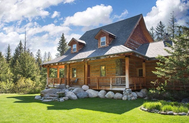 River Island House - Luxury Mountain Riverfront Log House, Nye, Montana