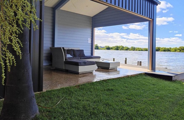 River Life - Holiday Home with Secluded Riverbank