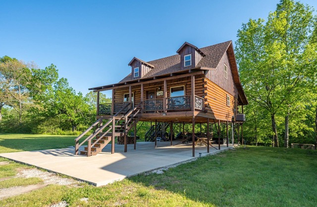 River Lodge Escape with Hot Tub by StayLage