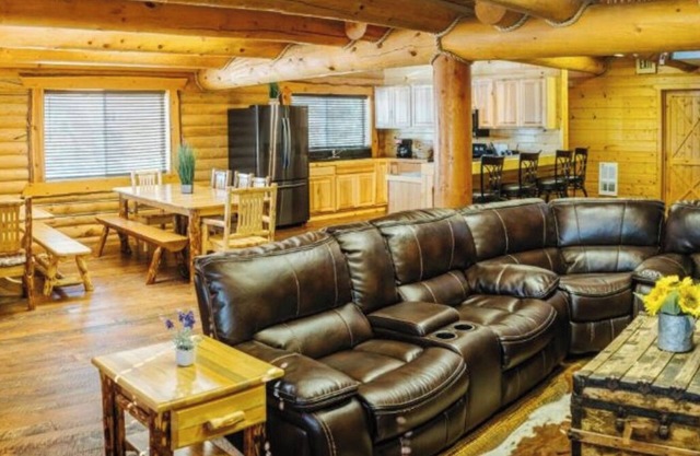 River Lodge Family Cabin - Unwind by nature's beauty!