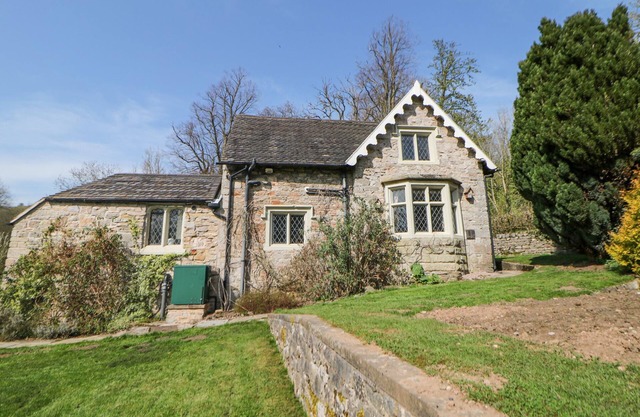 RIVER LODGE, pet friendly, with open fire in Ilam, Staffordshire