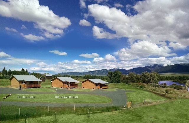 River Rest Luxury Cabin - The Big Hole. Beautiful River and Mountain Views!!