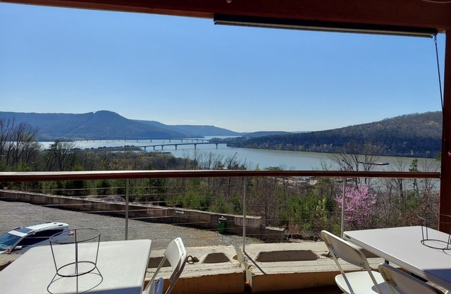River Retreat Floating Cabin w/ mountain views. Pet friendly