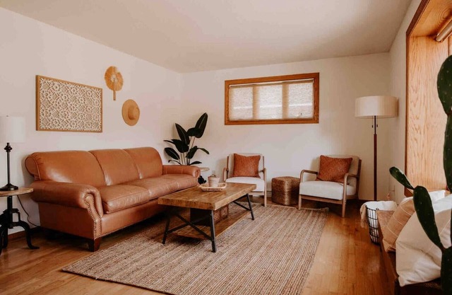 RIVER FALLS RETREAT! ENTIRE HOUSE, GAME ROOM, PET FRIENDLY, FENCED IN BACK YARD.