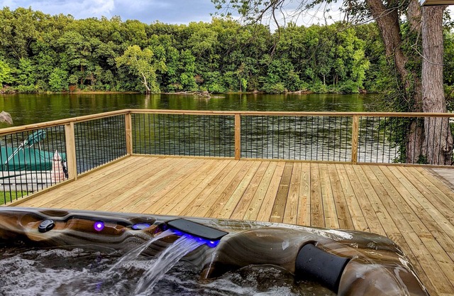 River Retreat W/ HOT TUB/ Game room