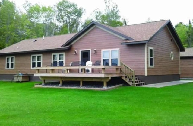 River Rock Cottage est situé sur la rive du lac Supérieur dans la baie de Chequamegon.
