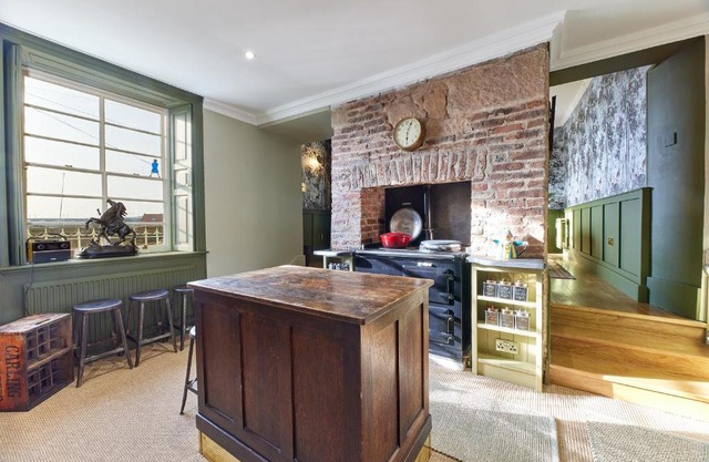 River View: Characterful Townhouse, Stunning Views