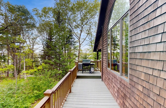 Vue sur la rivière maison w / belle terrasse, vues et cheminée!