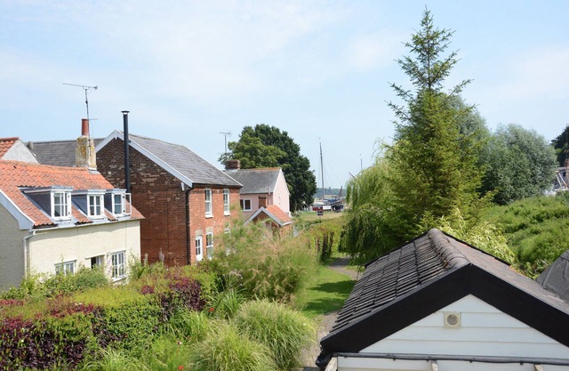 RIVER VIEW, PIN MILL, pet friendly, with open fire in Pin Mill