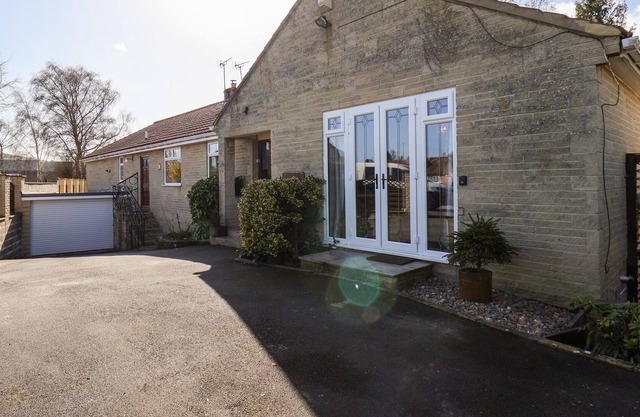 Riverbank Apartment, HELMSLEY