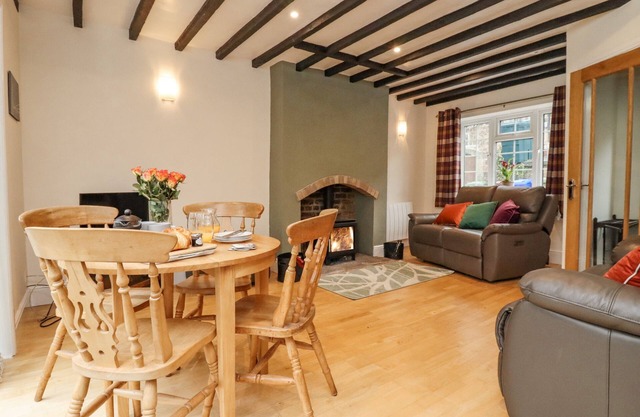 RIVERBANK VIEW, country holiday cottage, with open fire in Grosmont