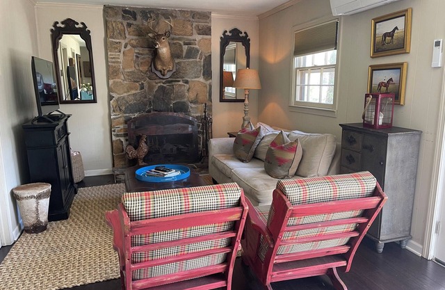 {Riverbend Retreat} – Cozy Cabin