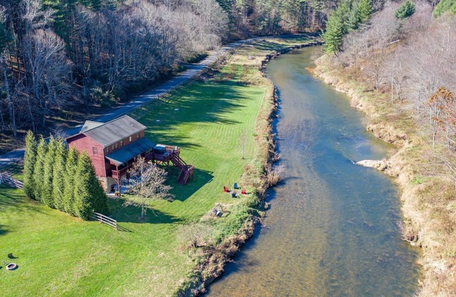 Riverbend Retreat - New River frontage, hot tub, pool table!