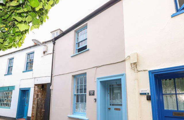 RIVERDANCE COTTAGE, pet friendly, with open fire in Lyme Regis