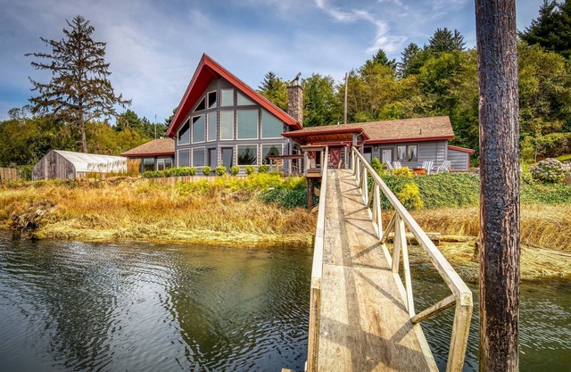 Riverfront 3BR w/ Dock—Siletz Sanctuary II 30+ Nights Lincoln City & Depoe Bay