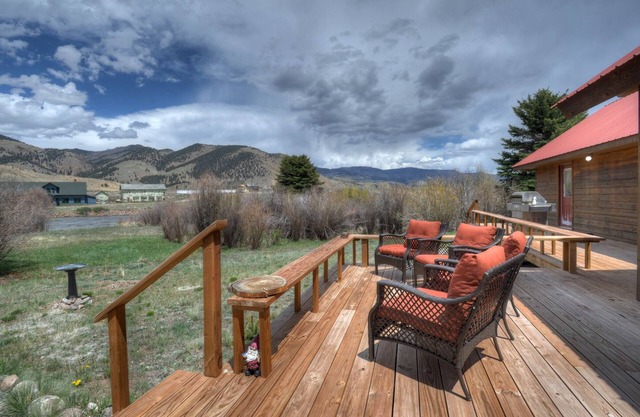 Riverfront Access-Pet Friendly/Expansive Deck/ATV's Welcome