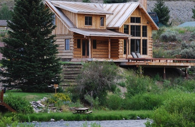 Cabine Riverfront sur le Madison! 35 minutes de Yellowstone Nat'l Park !!