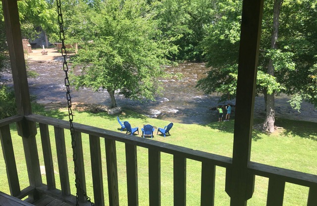 Riverfront Cabin, 5 min to Smoky Mountains National Park! Fish in backyard!