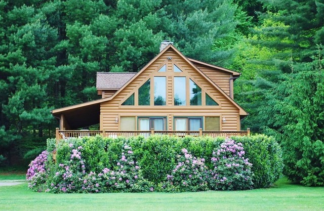 RIVERFRONT cabane en rondins, bain à remous, foyer au bois, animaux acceptés, foyer, baby-foot, WIFI, terrasse, cov. porche, petits chiens admis.