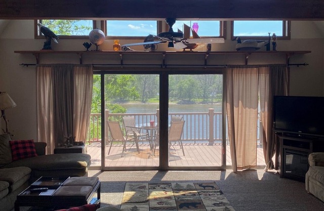 Belle cabine au bord du fleuve sur le Mississippi avec une vue imprenable, accès au quai