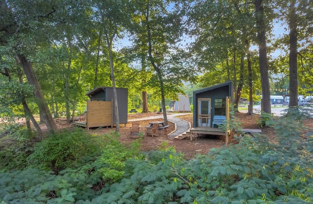 Riverfront Camping Pod, W/Bath House, Min to DT