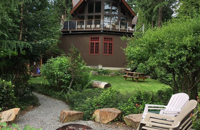 Superbe Riverfront Lodge avec vue sur la montagne près de Stevens Pass