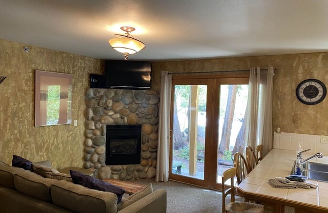 Riverfront condo #3 w/patio, 1block 2 town,King bed,Wifi,20 min ski Granby Rnch