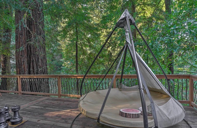 Riverfront Cottage à Redwoods w / Decks + Beach!