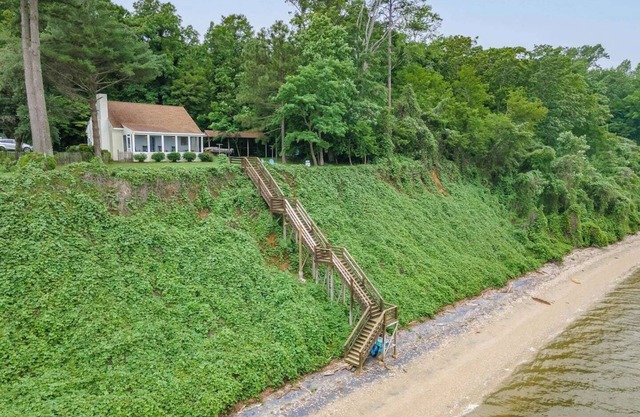 Riverfront Cottage w/ Private Beach Near Wmsburg