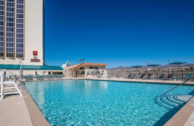 Riverfront Escape! 3 Modern Units, Pool, Restaurant, Casino, Nearby Riverwalk!