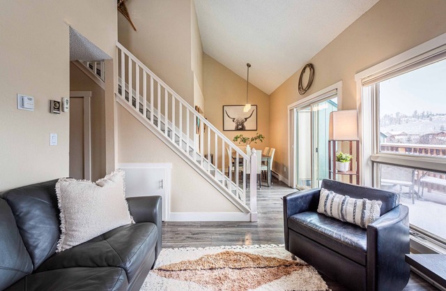 Riverfront Mountain Retreat: 4 Bedroom, King bed, Large Deck – Summer Special!