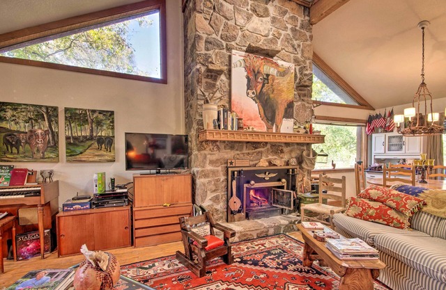 NOUVEAU! Riverfront Escape w / Treehouse, Kayaks & Deck!