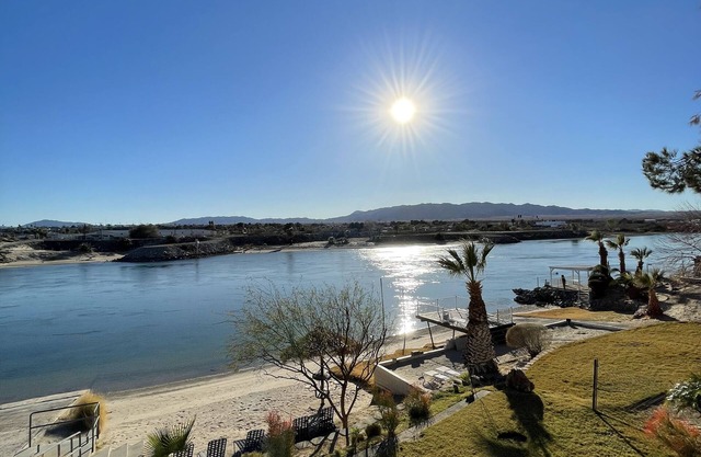 Accueil Riverfront avec plage et rampe de lancement