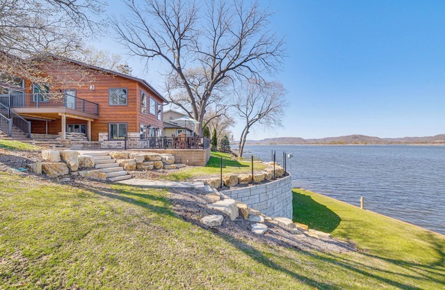 Riverfront Home w/Yard Games in Wabasha!