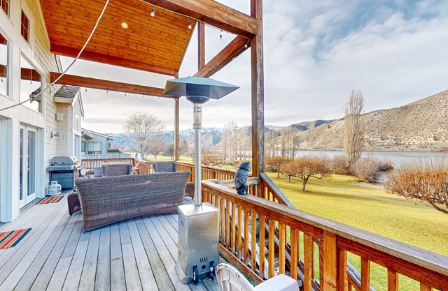 Riverfront home with boat launch, pool, tennis/pickle ball courts, & clubhouse