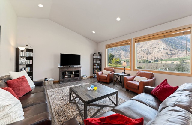 Dog-friendly, maison au bord de la rivière w / quai partagé pour amarrage de bateau