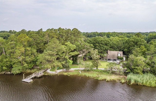 Riverfront House on deepwater dock, boat ramp Windsor PL. WedgefieldGolfCourse