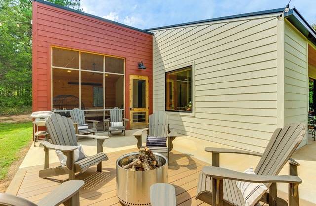 Riverfront Huntsville Cabin w/ Views & Kayaks!