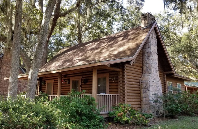 RIVERFRONT LOG CABIN, bosques profundos de Georgia del Sur. Ya vendrás! Los peces están saltando