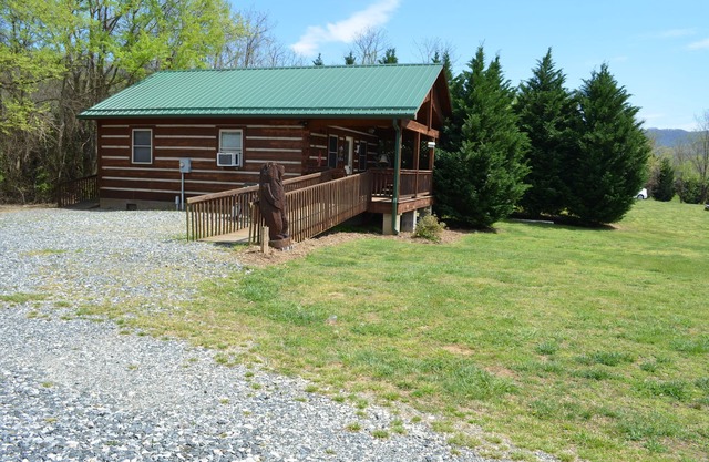 Cabane en rondins au bord de la rivière, bain à remous, animaux domestiques acceptés, accès universel