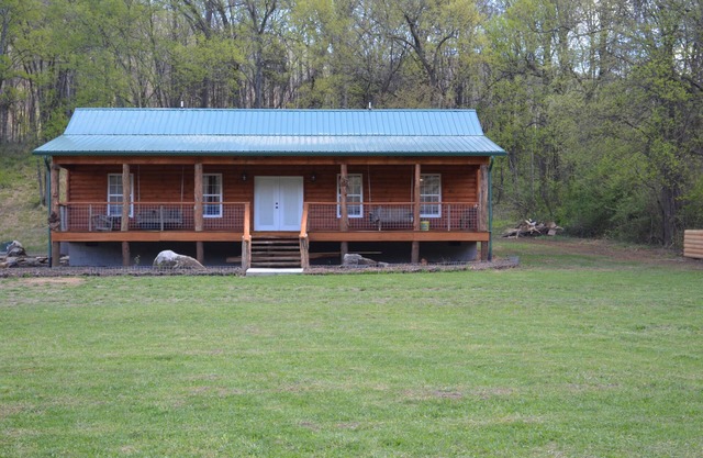 Cabane en rondins au bord de la rivière, bain à remous privé, cheminée, accès à la rivière, accès universel