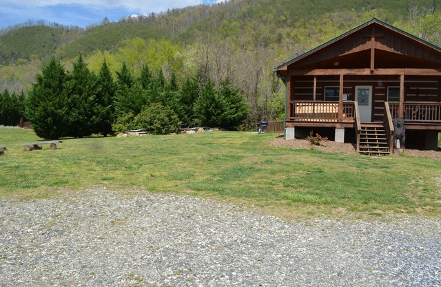 Cabane en rondins au bord de la rivière, bain à remous, animaux domestiques acceptés, accès universel