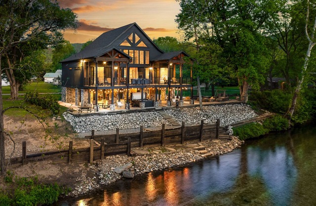 Riverfront luxury cabin w/ Free Attraction TIckets, private hot tub & deck