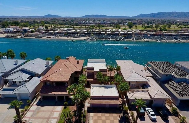 Riverfront Luxury: 4BR Retreat w/Dock, Launch, Endless Views, Colorado Oasis