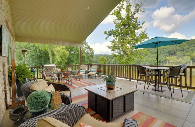 NOUVEAU! Riverfront Mountain Home avec terrasse spacieuse!